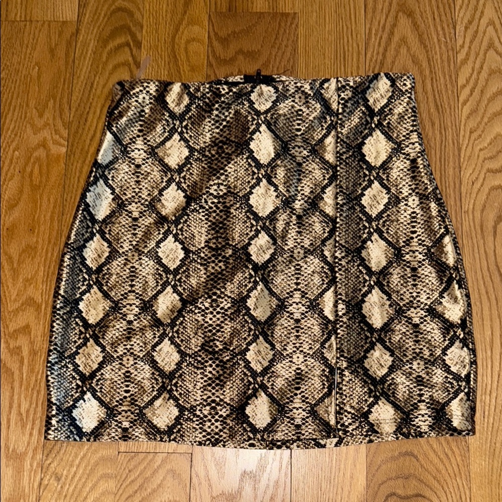Stylish Snake Print mini Skirt